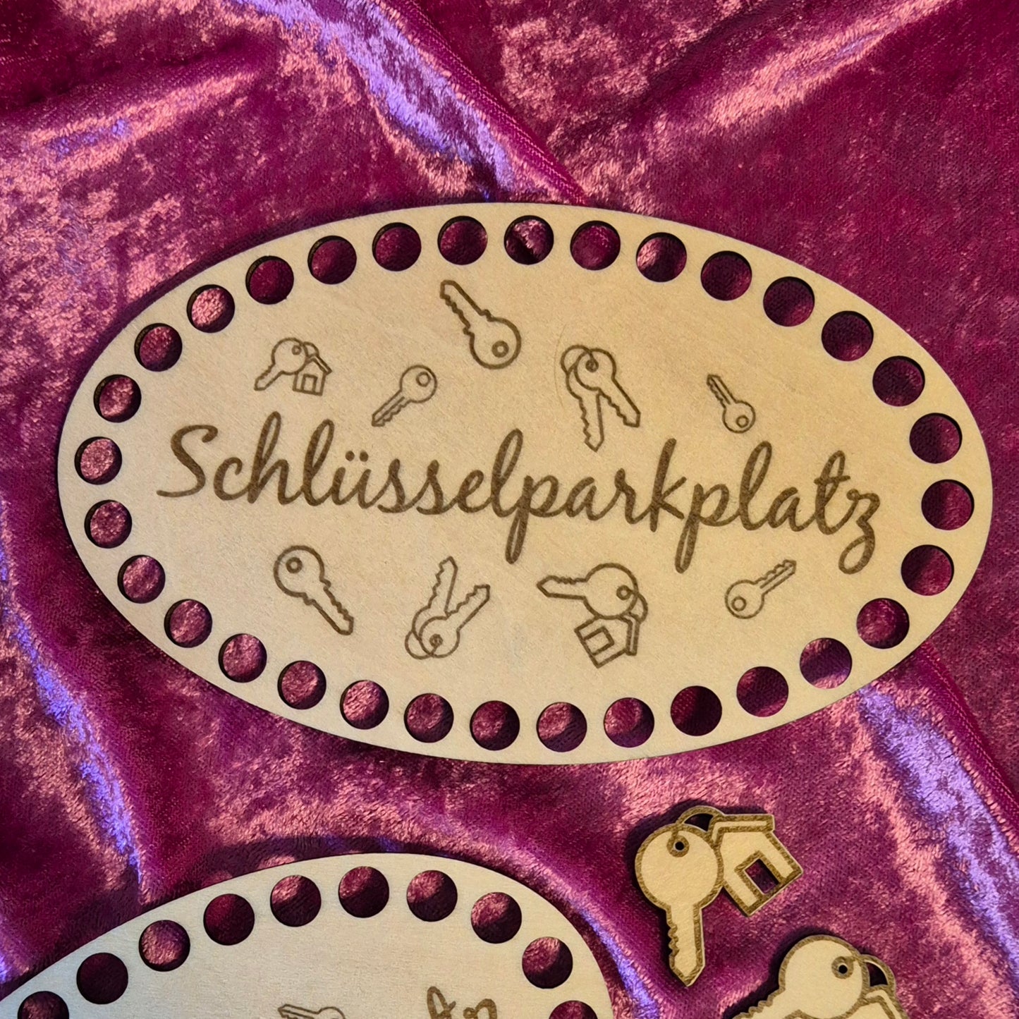 3mm Holzboden 14,8 cm oval Motiv: Schlüsselparkplatz + Anhänger
