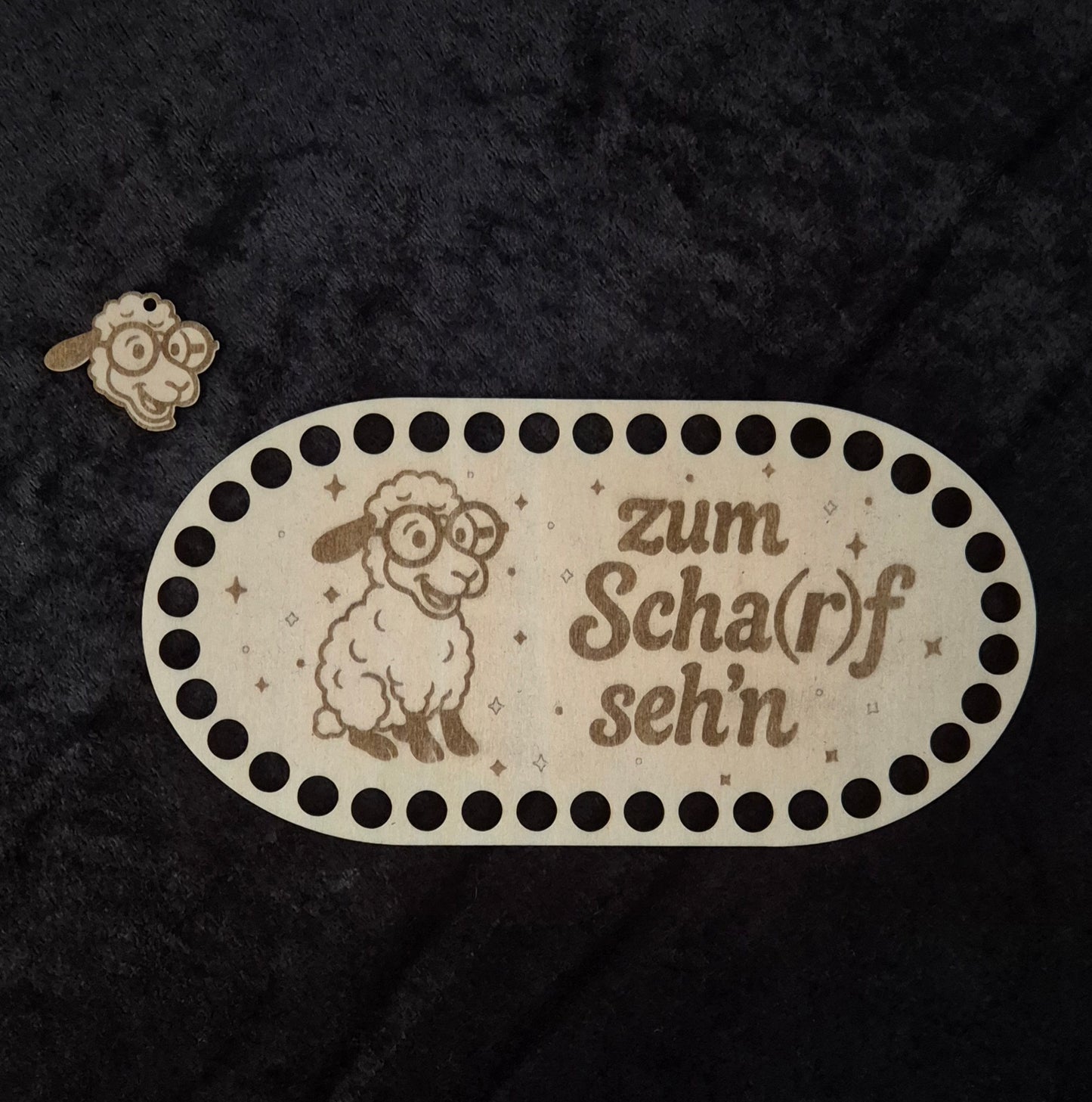 3mm Holzboden 18x9 cm Motiv: Zum Scha(r)f seh'n + Anhänger