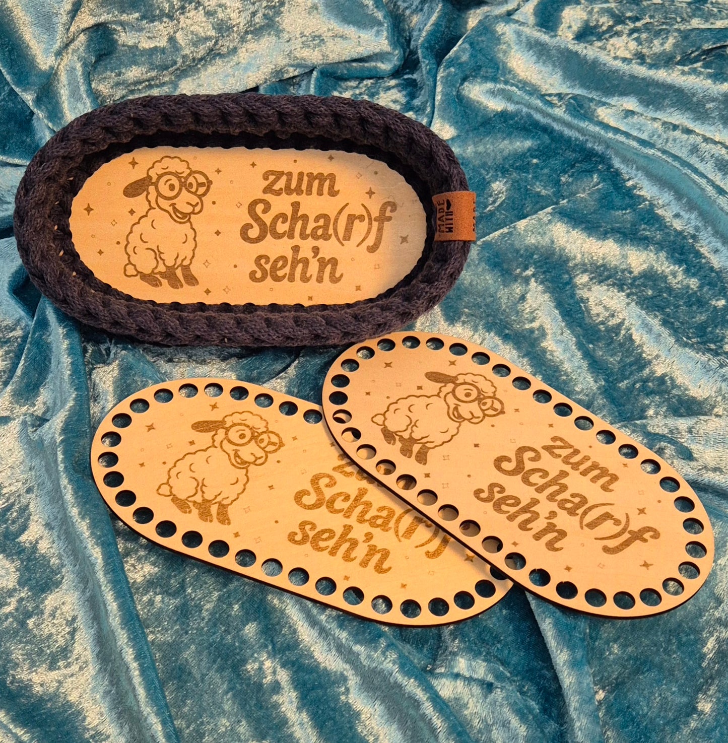 3mm Holzboden 18x9 cm Motiv: Zum Scha(r)f seh'n + Anhänger