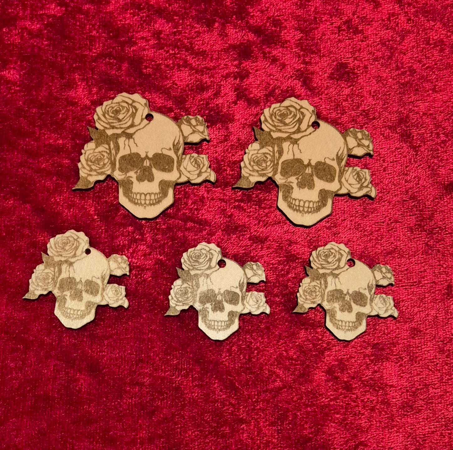Totenkopf Anhänger aus 3 mm Holz in 2 Größen